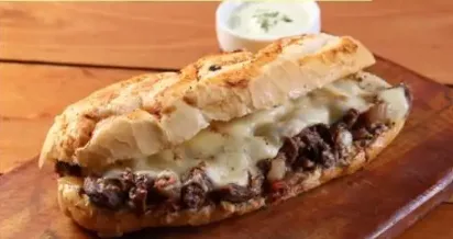 Lanche no pão de alho de fraldinha